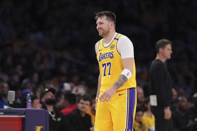 开云官方-持续失利引发热议！，东契奇在雄鹿比赛中出色防守热度持续攀升-开云官方